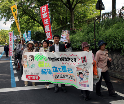 第８４回岡山県中央メーデーで行進する県委員会の隊列